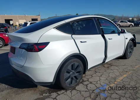 2025 Tesla Model Y Long Range Dual Motor Rear-Wheel Drive z USA, uszkodzony, nr VIN 7SAYGDED4SF277310